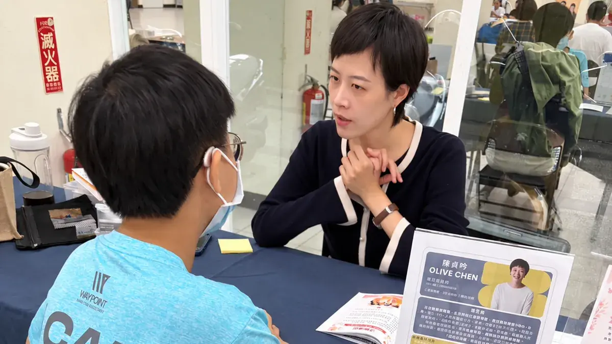 Olive與活動參與者進行一對一職涯諮詢