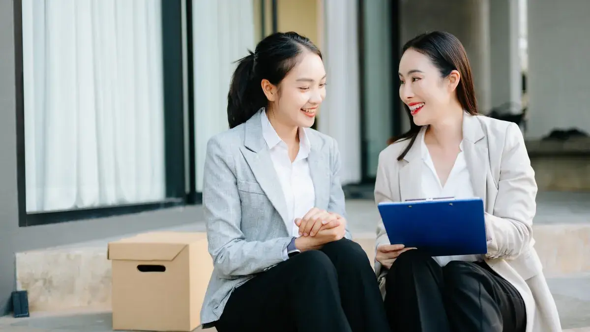 兩位亞洲女性進行職涯諮詢與方向討論